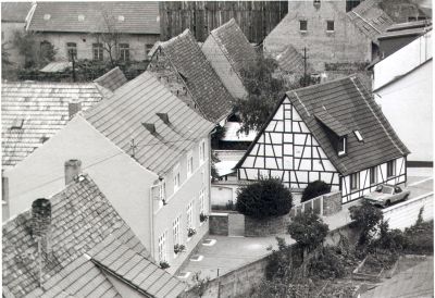 1982 gab es erste Planungen der Ortskernsanierung. Hier ein Blick von der katholischen Kirche auf die Schulstrae