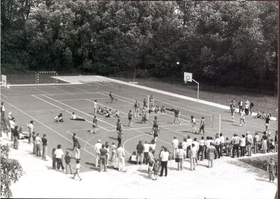 Der neue Allwettersportplatz der Schule