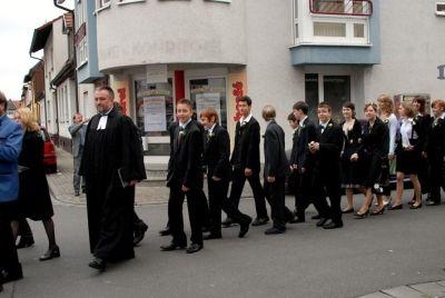 Auf dem Weg in die Kirche