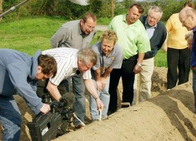 Die Landfrauen hatten Gelegenheit, Spargel zu stechen.